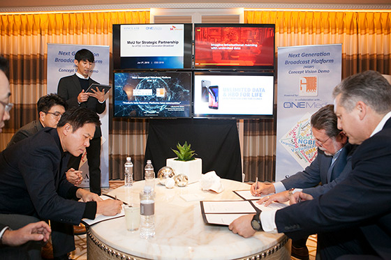 SK Telecom and Sinclair announced on Jan. 11 at "CES 2018" in Las Vegas that the companies signed an MOU to collaborate on leading the ATSC 3.0-based next-generation broadcasting industry