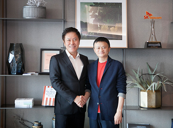 Park Jung-ho, CEO and President of SK Telecom (left) and Jack Ma, the founder and execu-tive chairman of Alibaba Group, meet each other at SK Telecom headquarters in Euljiro, Seoul, on Feb. 8 to discuss the blueprint for New ICT industry which revolves around AI, 5G and next-generation media.  