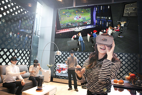 SK Telecom announced on Feb.19 that it is releasing "oksusu Social VR" which allows users to communicate with others while watching video contents in virtual space, wearing VR devices.
A number of "oksusu Social VR" users are watching the game of "League of Legends" in virtual space.