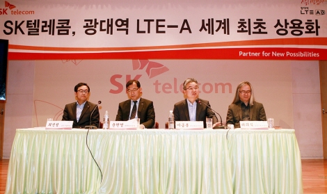 During the Q&A session, Lee jong-bong, Executive Vice President and Head of Network Division, answering a question from audience. 