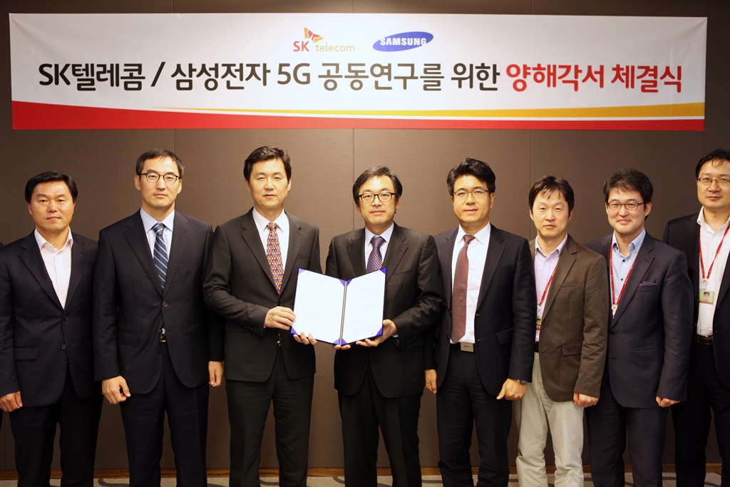On October 20, Alex Jinsung Choi, Executive Vice President and Head of SK Telecoms ICT R&D Division, and Kyungwhoon Cheun, Senior Vice President and Head of Communications Research Team of DMC R&D Center at Samsung Electronics, signed a MOU for joint research and development for 5G network.