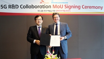 Alex Jinsung Choi (left), CTO of SK Telecom, signs MOU with Christian Leicher, COO of Rohde&Schwarz on May 28, 2015 at SK Telecoms Headquarters in Seoul, Korea. Under the MOU, both companies will collaborate in the development of key 5G technologies.