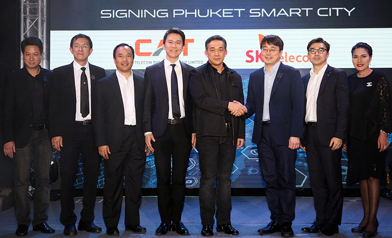 (Third from the right) Cha In-Hyok, EVP of SK Telecom, (fourth from the right) Sanpachai Huvanandana, CEO of CAT Telecom, and other senior executives of both companies