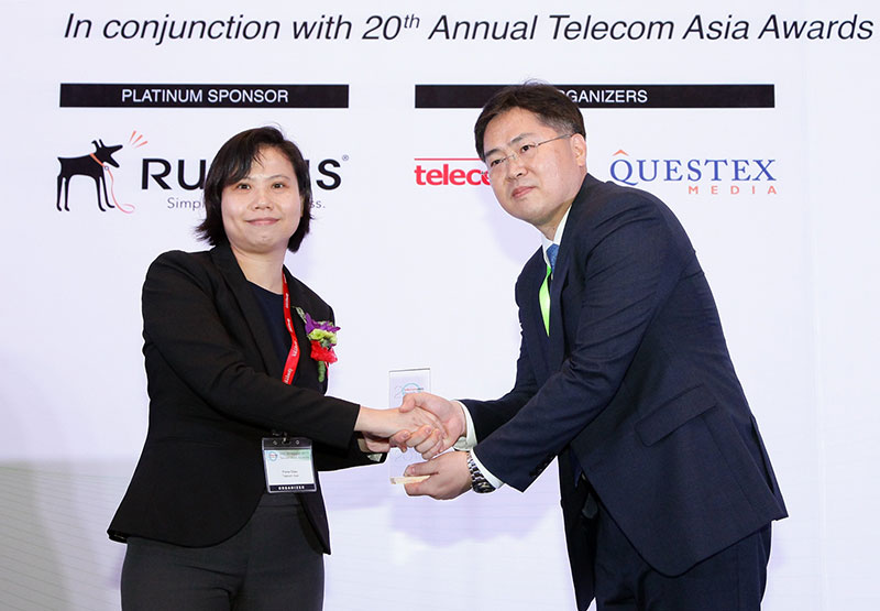 Jo Sung-ho, head of SK Telecoms 5G Tech lab receives the award and gives a speech at Telecom Asia Awards 2017, held in Kuala Lumpur on May 3. SK Telecom has been recognized as the Most Innovative Partnership Strategy for its successful deployment of world-first 5G connected car ‘T5’ in collaboration with Ericsson and BMW Korea Group. 
