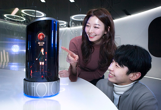 SK Telecom will unveil ‘HoloBox’, an artificial intelligence (AI) hologram device which allows users to talk face to face with a human avatar, at the Mobile World Congress (MWC) 2018 held in Barcelona, Spain.