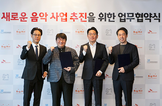 SK텔레콤과 SM엔터테인먼트 · JYP엔터테인먼트 · 빅히트 엔터테인먼트 등 4개사는 31일 서울 을지로 2가 SK텔레콤 본사에서 음악사업 협약식을 개최하고, 연내 음악 플랫폼 사업을 시작하기 위해 긴밀히 협력하기로 합의했다. 사진은 협약식에 참가한 (왼쪽부터) JYP 정욱 대표, 빅히트 방시혁 대표, SK텔레콤 노종원 유니콘랩스장, SM 김영민 총괄사장.