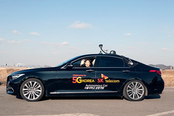 김현미 국토교통부 장관이 SK텔레콤 5G 자율주행차를 시승하고 있다.