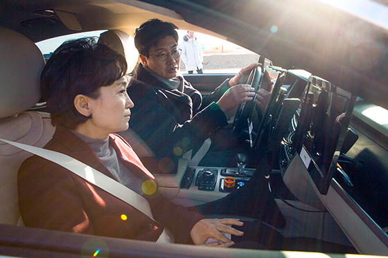 김현미 국토교통부 장관이 5G 자율주행차에 설치된 HD맵, 영상통화 장치 등에 대해 설명을 듣고 있다.