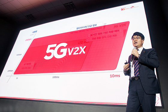 SK텔레콤과 한국교통안전공단은 5일 화성 자율주행 실험도시 케이-시티(K-City)에서 복수의 5G자율주행차가 대화하며 주행하는 협력 주행 시연에 성공했다.
5일 화성 자율주행 실험도시 케이-시티(K-City)에서 SK텔레콤 박진효 ICT기술원장이 5G V2X 기술을 설명하고 있는 모습