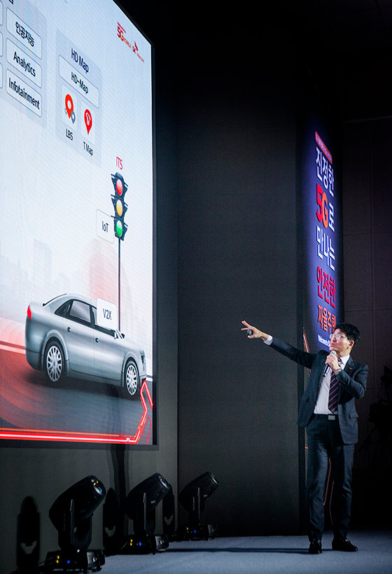 5일 화성 자율주행 실험도시 케이-시티(K-City)에서 SK텔레콤 박진효 ICT기술원장이 ▲5G통신 ▲HD맵 ▲인공지능 ▲양자암호 등 자율주행 기술을 소개하고 있는 모습