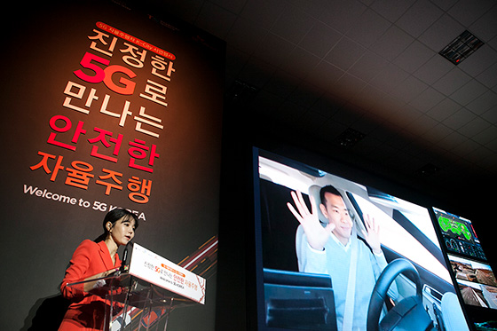 방송인 김진표 씨가 차량 내부에서 양손을 놓고 자율주행차를 시승하고 있는 모습