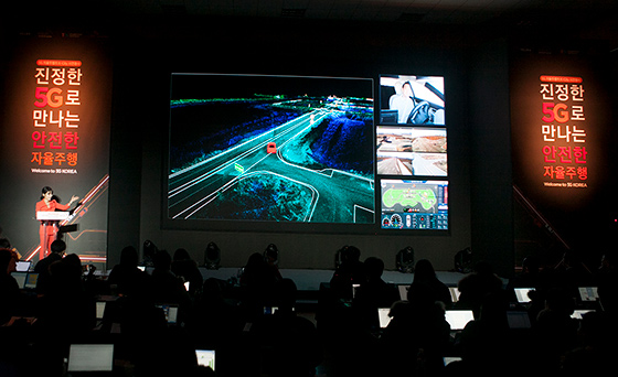 5일 화성 자율주행 실험도시 케이-시티(K-City)에서 5G 자율주행 기술에 대해 설명하고 있는 모습