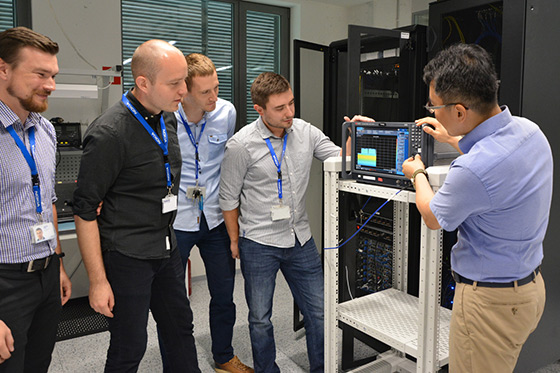 SK텔레콤과 글로벌 네트워크 장비업체 노키아 연구원들이 18일(현지시간) 폴란드 브로츠와프 노키아 연구소에서 5G글로벌 표준의 5G단독 규격 기반 데이터 전송을 시연하고 있다.