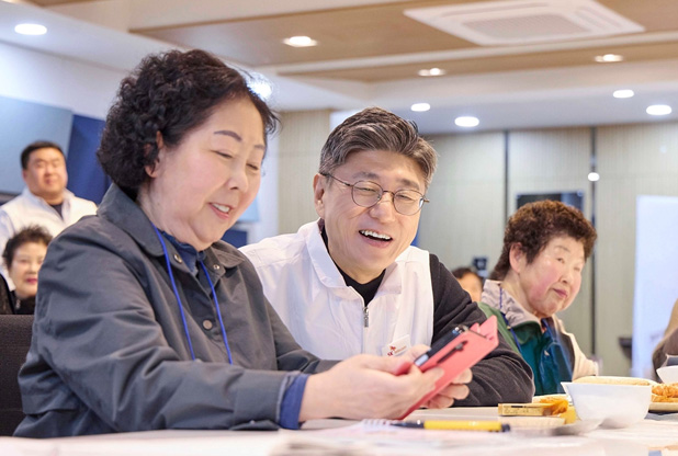 창립기념일 고객 찾아간 SKT, “자축 대신 ‘다시 듣는 날’로”