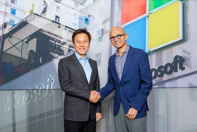 Park Jung Ho, CEO of SK Telecom (left), and Satya Nadella, CEO of Microsoft (right), at a recent meeting.