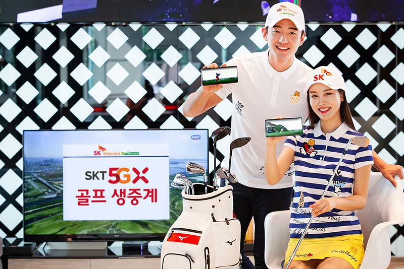 SK텔레콤 홍보모델들이 5G를 통해 ‘SK텔레콤 오픈 2019’ 골프대회 생중계를 보고 있는 모습