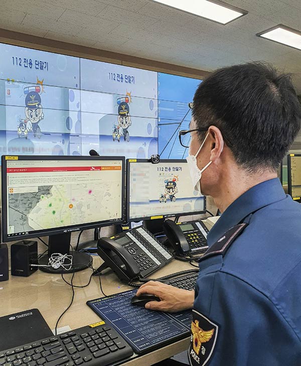 A police officer from Gyeongsan Police Station is using Geovision to pinpoint areas with a dense floating population to carry out optimized patrol operations.