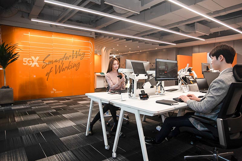 ‘워크 애니웨어’ 문화에 맞춰 직원들이 원하는 시간과 장소에 맞춰 공유오피스에서 근무하는 모습