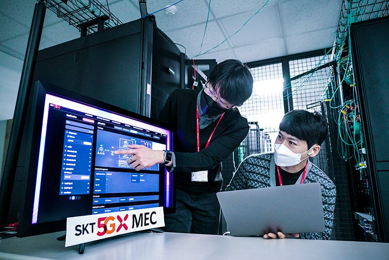 SK텔레콤 5G MEC 개발 담당 연구원들이 SK텔레콤 분당사옥 테스트베드에서 5G MEC 기술을 연구하고 있다.