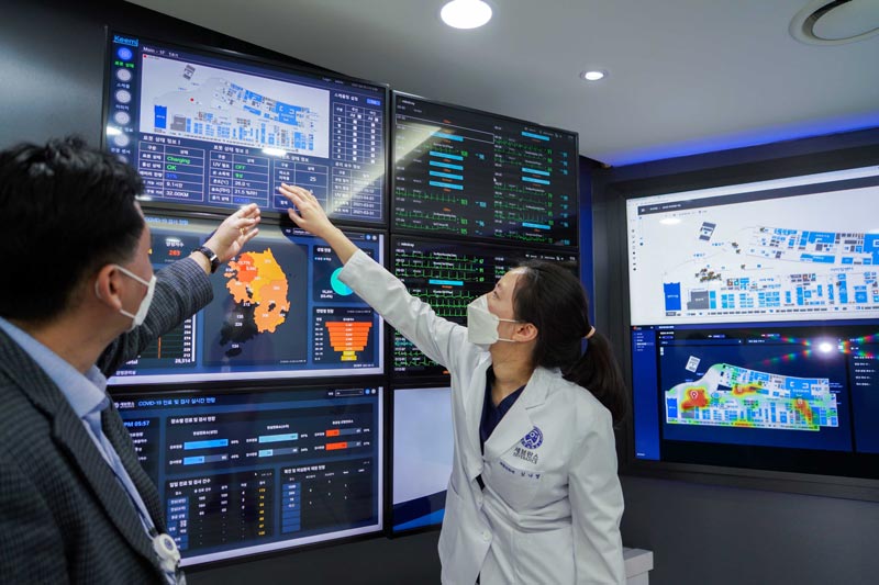 ‘Keemi’의 관제 화면으로 용인세브란스병원의 RTLS와 연계해 병원 관계자가 실시간으로 로봇의 위치를 파악하는 모습