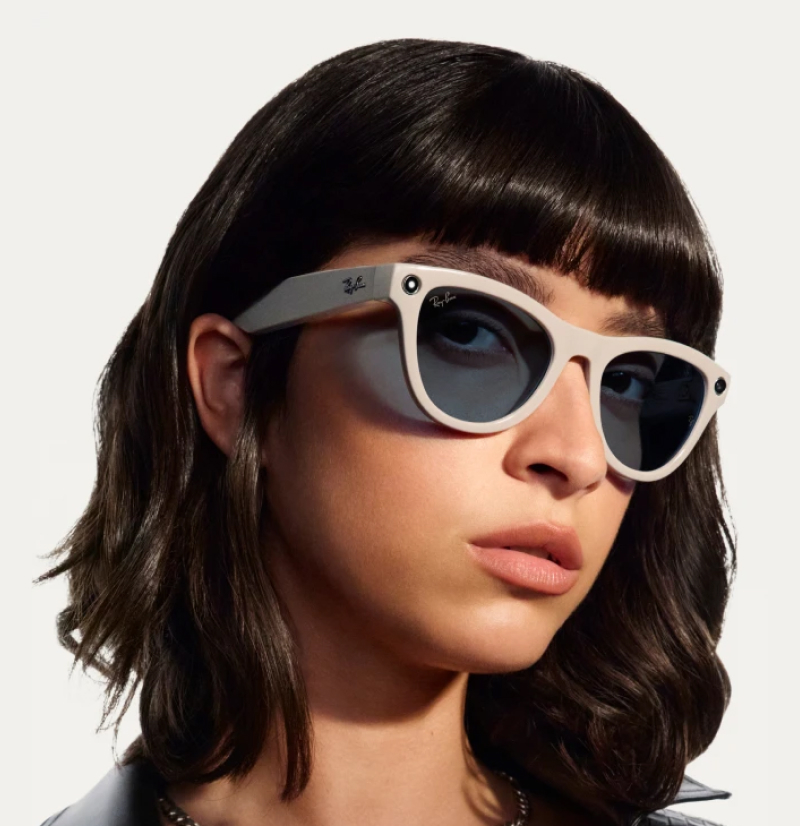 Meta와 Ray-Ban이 협업해 제작한 스마트 선글라스 ‘Ray-Ban Meta’를 착용한 인물의 클로즈업