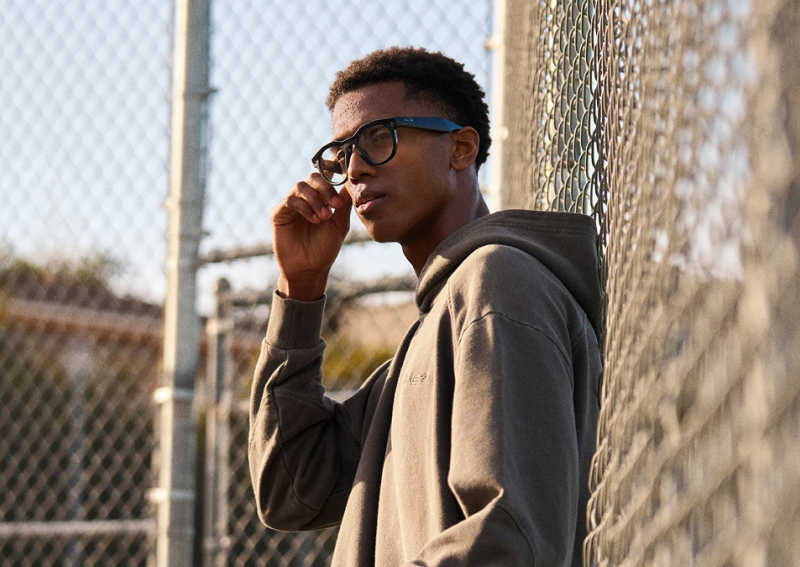 Meta와 Oakley가 협업한 스마트 글라스 ‘Oakley Meta’를 착용한 인물이 야외에서 포즈를 취하고 있는 모습