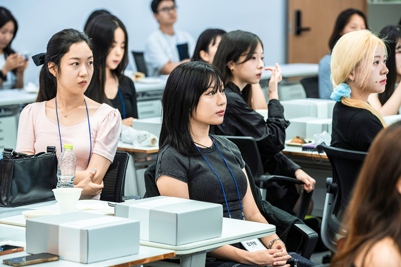 T플루언서 활동 안내를 듣는 T플루언서들