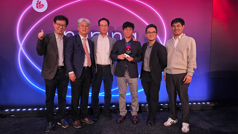 IBC 2025 이노베이션 어워드 환경 및 지속가능성 부문 수상 현장에서 기념촬영 중인 SK텔레콤, SK브로드밴드, 픽스트리 관계자들. 중앙에 상패를 들고 수상자들이 나란히 서 있으며, 배경에는 IBC 로고와 조명이 비춰진 보라색 무대가 보인다.