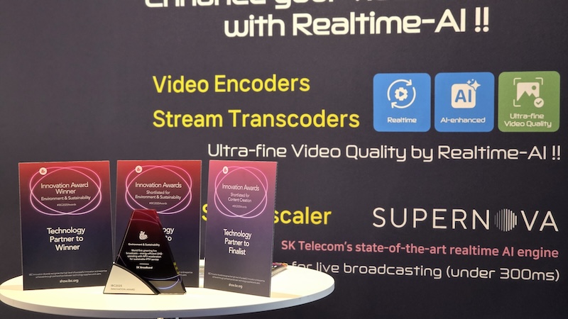 IBC 2025 Innovation Awards 환경 및 지속가능성 부문 수상 트로피와 인증패. SK텔레콤의 AI 화질 개선 솔루션 ‘SUPERNOVA’ 기술 소개 배너와 함께 전시된 모습. 배경에는 “Ultra-fine Video Quality by Realtime-AI” 문구와 SUPERNOVA 로고가 보인다.