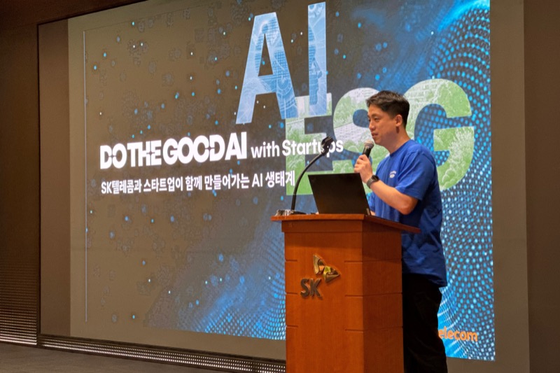 ‘AI ESG’라는 문구가 표시된 스크린 앞에서 AI Startup Lab팀 이용재 팀장이 마이크를 들고 발표하고 있다.