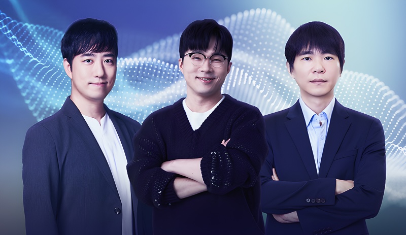 궤도와 슈카월드, 이세돌이 나란히 서 있는 이미지. 배경에는 푸른색 계열의 곡선형 그래픽이 파도처럼 퍼져 있으며, 디지털 데이터 흐름을 연상시키는 디자인.