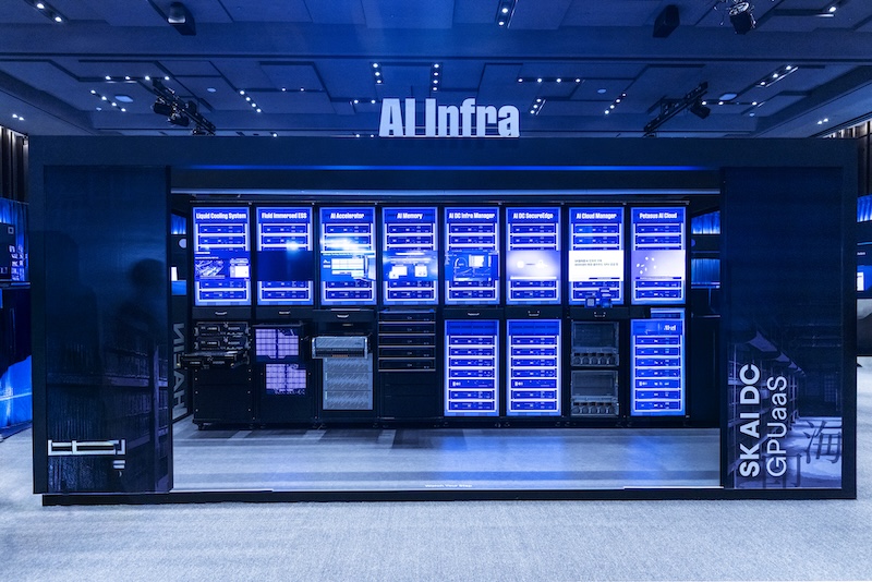 ‘AI Infra’ 사인 아래 정렬된 여러 디지털 화면이 Integrated AI DCIM의 핵심 기능을 보여준다. 액체냉각부터 AI 클라우드까지 데이터센터 통합 관리 요소가 표시되어 있다.