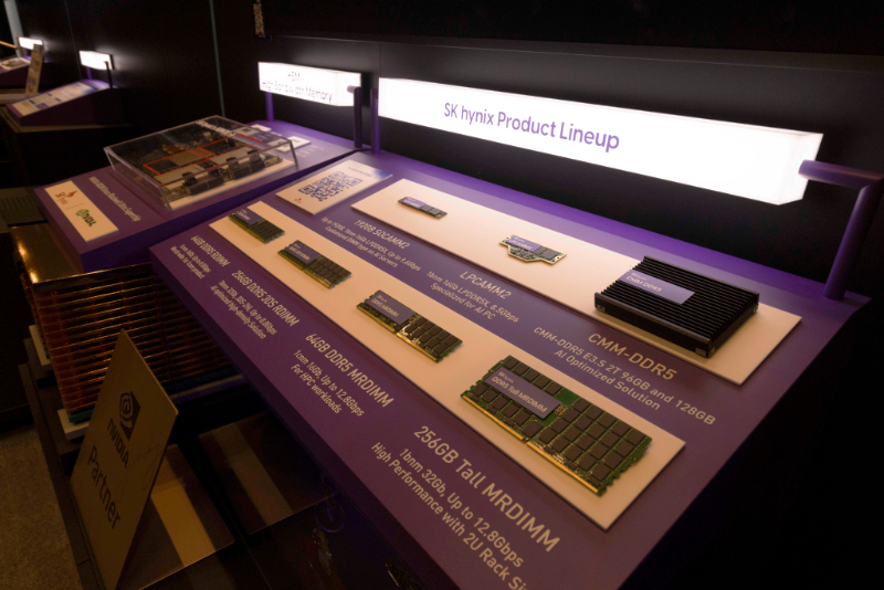일렬로 전시된 SK hynix의 메모리 제품들. HBM3E, 256GB TBU-MRDIMM, CXL-MRDDR5 등 AI 시대용 하드웨어가 제품 설명 패널과 함께 진열되어 있다.