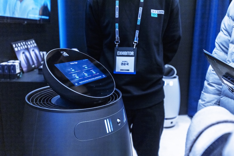 나무엑스의 웰니스 로봇 AI. 원형 터치스크린 디바이스가 웰니스 체크 UI를 보여준다. 