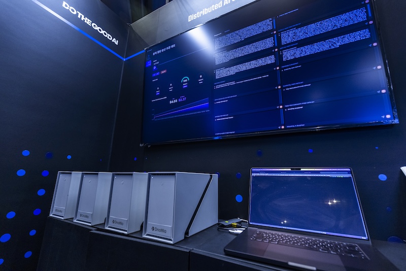 일렬로 놓인 흰색 서버 박스들과 노트북. 대형 스크린이 에어클라우드 UI에서 클러스터 현황을 보여준다.