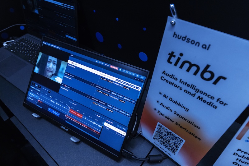 'hudson ai timbr' 소개 패널 옆, 타임라인 편집 UI가 펼쳐진 노트북 화면. AI 더빙부터 오디오 분리, 음성 생성까지, 크리에이터를 위한 오디오 인텔리전스 툴의 실제 작업 환경이 보인다.