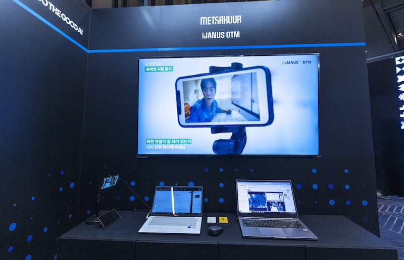 대형 스크린 속 스마트폰 화면에 '온라인 시험 응시 중' 시연 영상이 재생되고 있다. 하단 좌측부터 응시자의 사이드를 감시하는 스마트폰 카메라, 정면을 감시하는 응시 화면, 시험 감독관이 전 응시생을 한 번에 볼 수 있는 감독 대시보드.