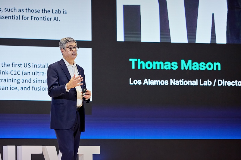 알라모스 국립 연구소 디렉터 Thomas Mason이 연설하고 있는 모습