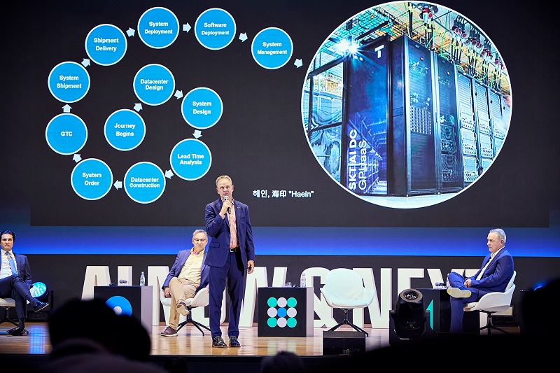 슈퍼마이크로 Clay Simmons 부사장이 연설하고 있는 모습