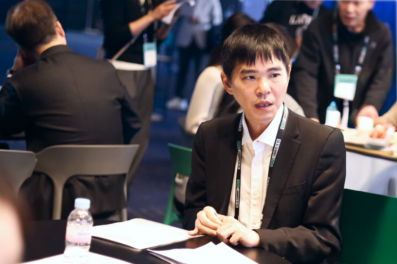 이세돌 바둑기사가 테이블에 앉아 인터뷰하고 있다.