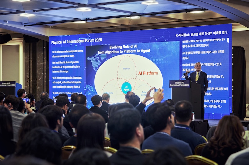 Physical AI International Forum 2025 무대에서 제이 리 석자교수가 ‘Evolving Role of AI’라는 주제로 발표하고 있다. 청중들이 스크린을 바라보며 발표를 듣고 있다.