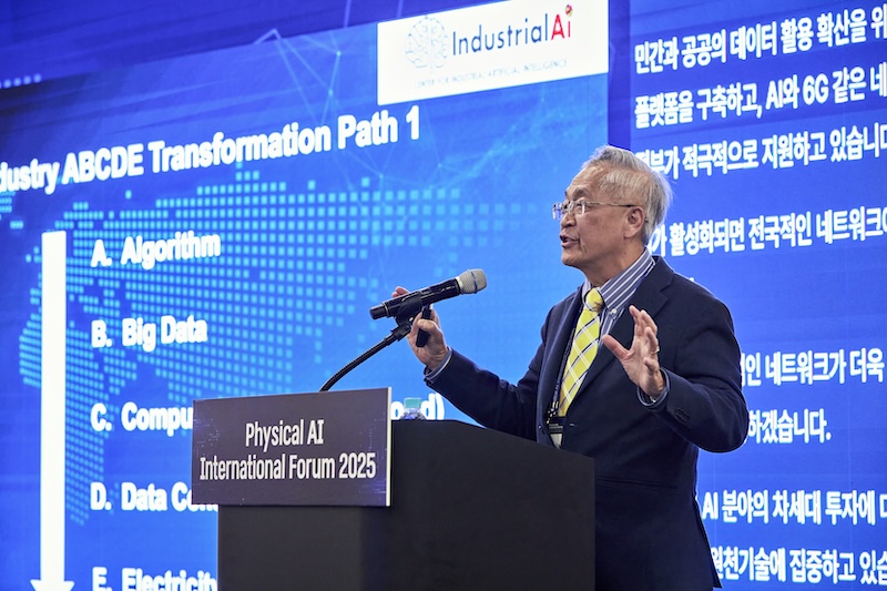 제이 리 석좌교수가 ‘Industry ABCDE Transformation Path’ 슬라이드를 가리키며 발표하고 있다. 화면에는 Algorithm, Big Data, Computing 등 주요 키워드가 표시되어 있다.