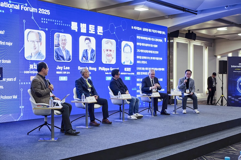 Physical AI International Forum 2025 특별 토론 세션 현장. 다섯 명의 패널이 무대에 앉아 토론을 진행하고 있다.