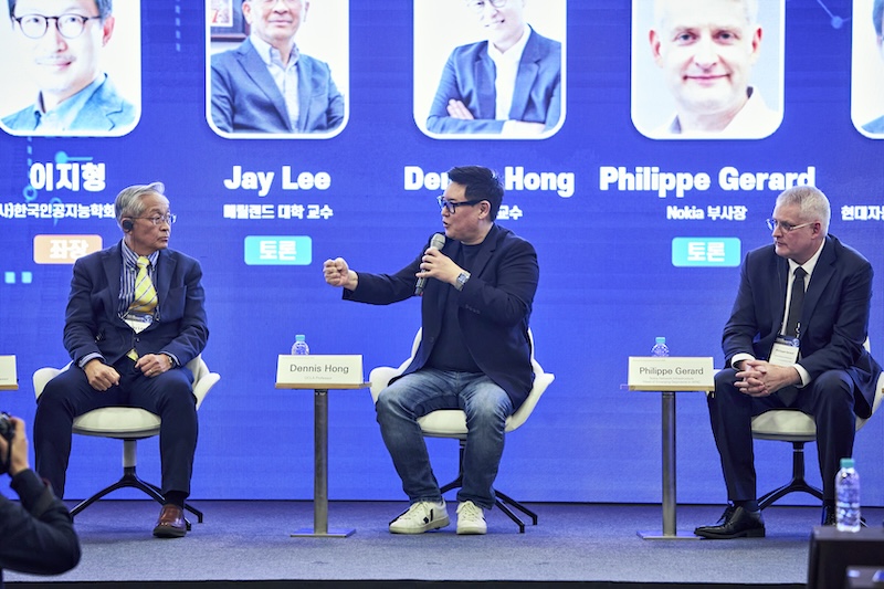 특별 토론 세션 중 데니스 홍 교수가 마이크를 들고 발언하고 있다. 좌측에는 제이 리 석좌교수, 우측에는 필립 제라르 총괄이 함께 앉아 있다.