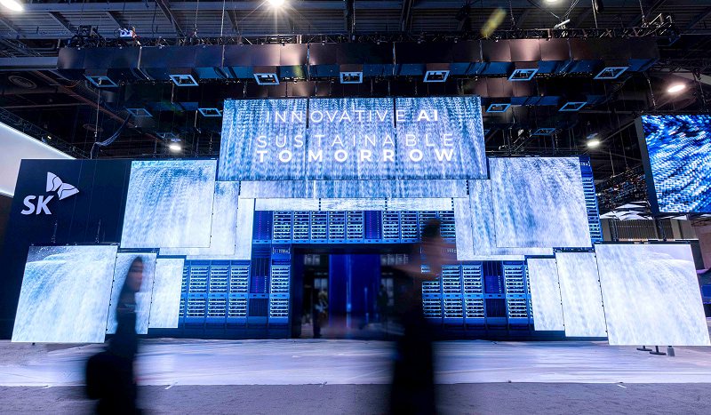 CES 2025 행사의 SK 전시장 입구 사진. 전면 스크린에 INNOVATIVE AI와 SUSTAINABLE TOMORROW라는 타이틀이 있다. 좌측에는 SK 로고가 표시되어 있다.