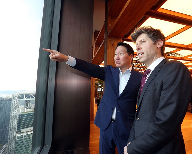 최태원 회장과 샘 올트먼 OpenAI CEO가 함께 이야기를 나누고 있는 모습. 최태원 회장이 창밖을 손가락으로 가라키고 있다.