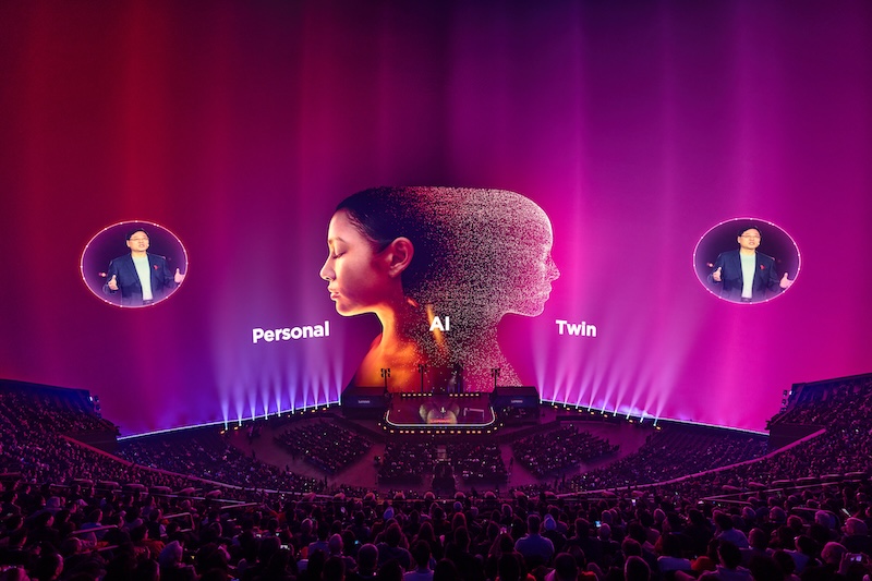 거대한 스피어 무대에서 ‘Personal AI Twin’을 주제로 한 시연 화면이 상영되고, 관객이 가득 찬 장면.