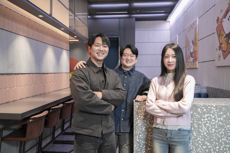 실내 공간에서 나란히 선 양현호 님, 천성준 님, 이유진 님. 세 사람이 팔짱을 끼거나 자연스럽게 서서 카메라를 향해 미소 짓고 있다.