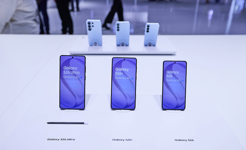 MWC26 삼성전자 전시 부스에 진열된 갤럭시 S26 시리즈로 Galaxy S26 Ultra, Galaxy S26+, Galaxy S26 모델이 나란히 전시된 모습