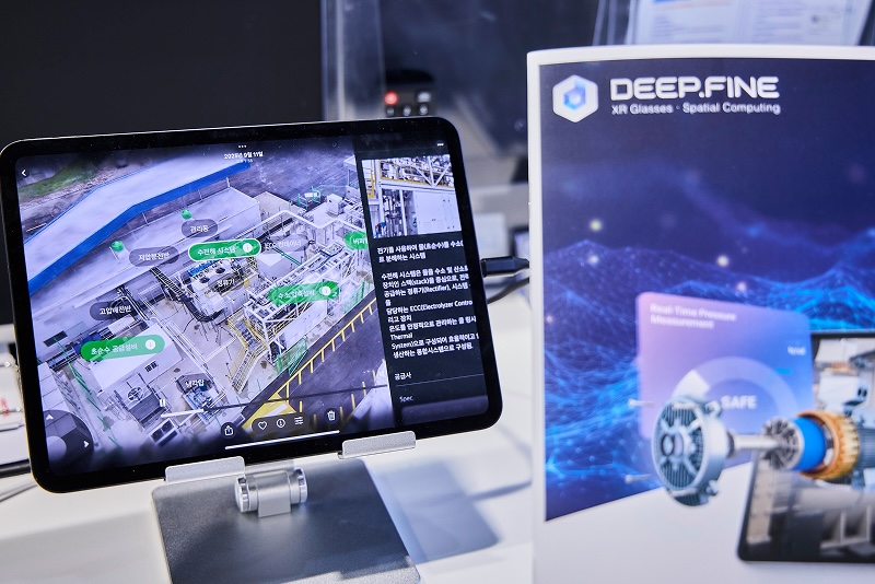 MWC26 딥파인(DEEP.FINE) 부스에서 태블릿과 팜플릿 모습
